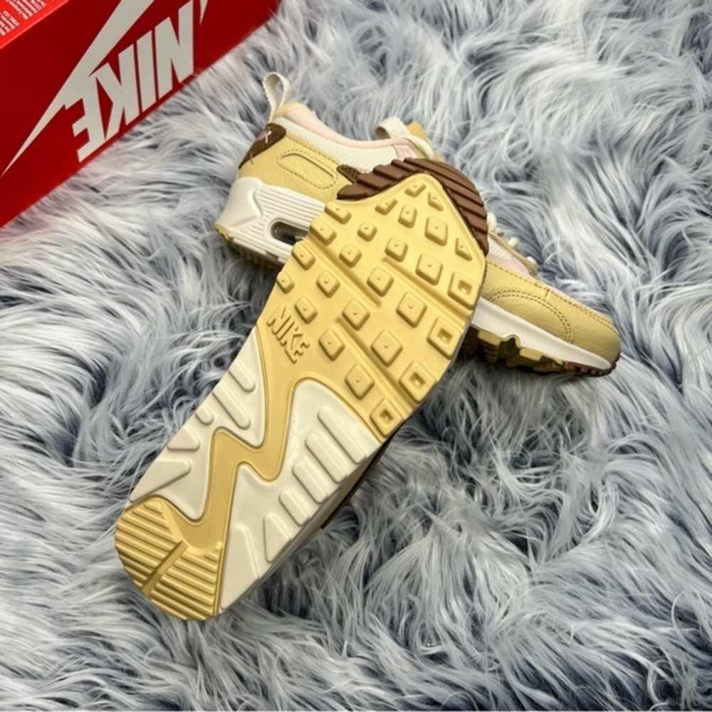 Nike Air Max 90 Futura - Picture 4 of 5